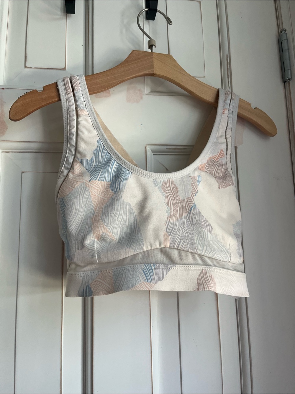 🌟Fabletics Belle Sports Bra with Light Blue and Pale Pink Abstract Print